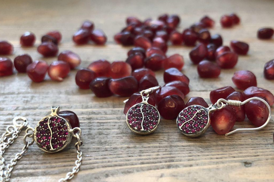 Гранат на тарелке