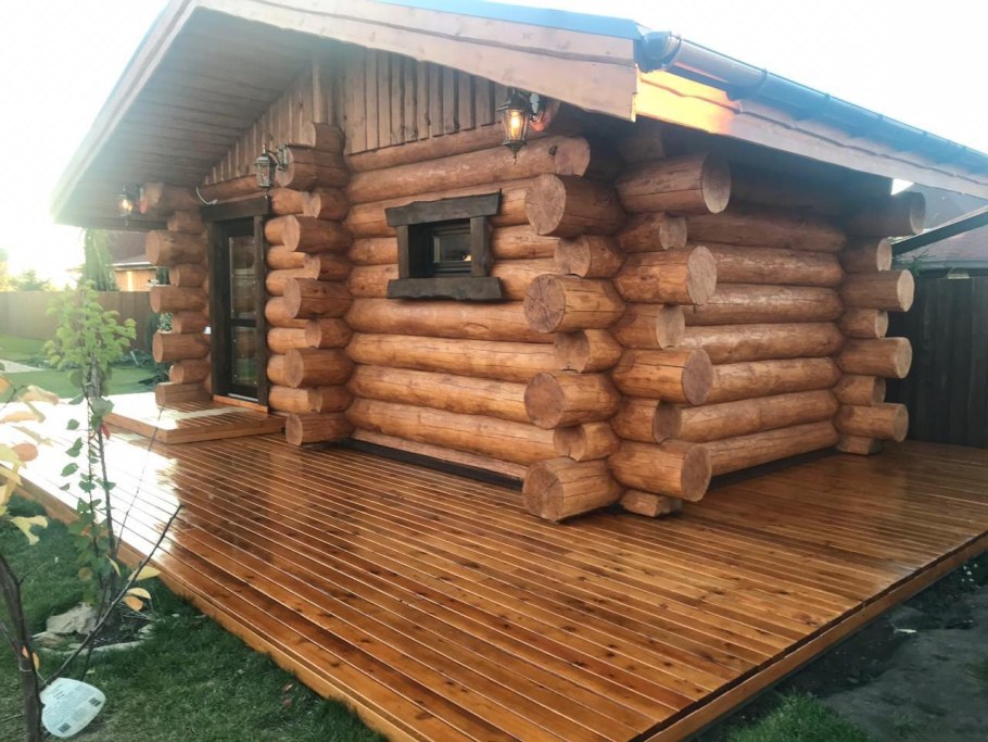 Коричневый бревенчатый дом