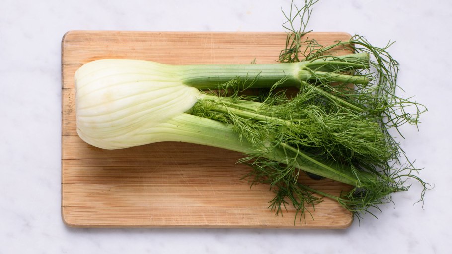 Фенхель обыкновенный на белом фоне