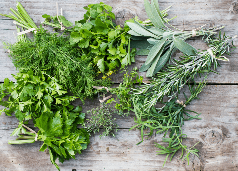 Свежая зелень на деревянном фоне