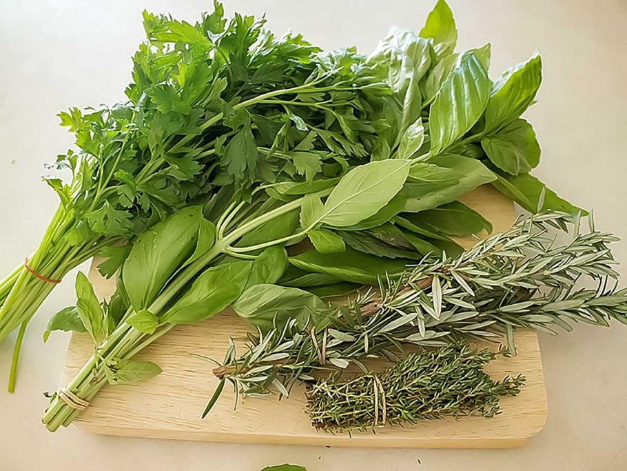 Чеснок травы висит