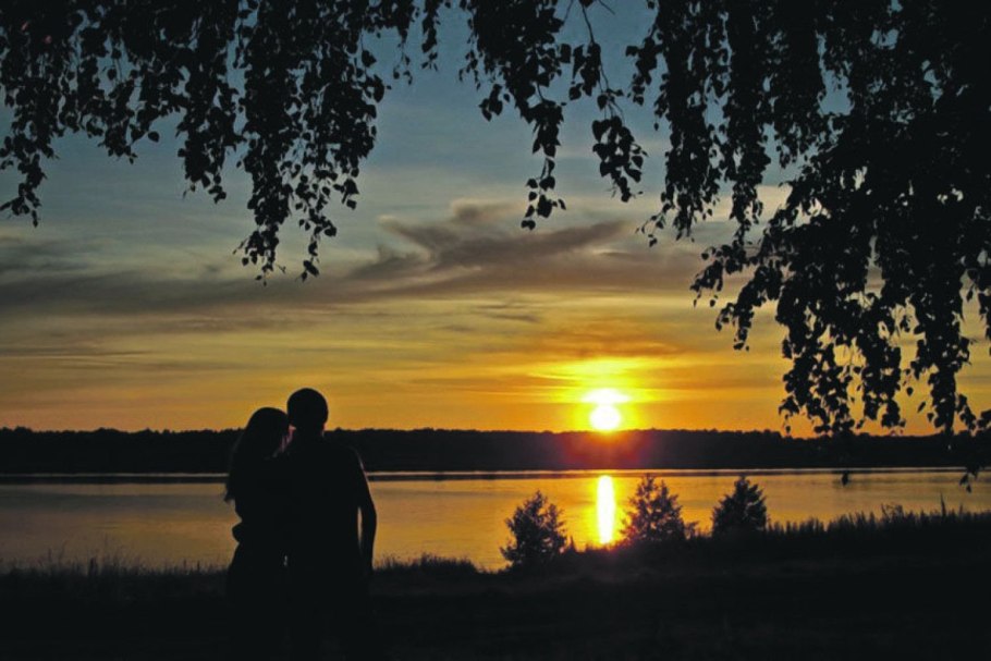 Влюбленные на берегу реки