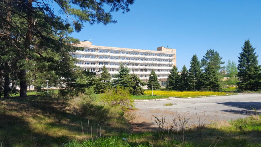 Заброшенное здание сосна в городе Южноуральск