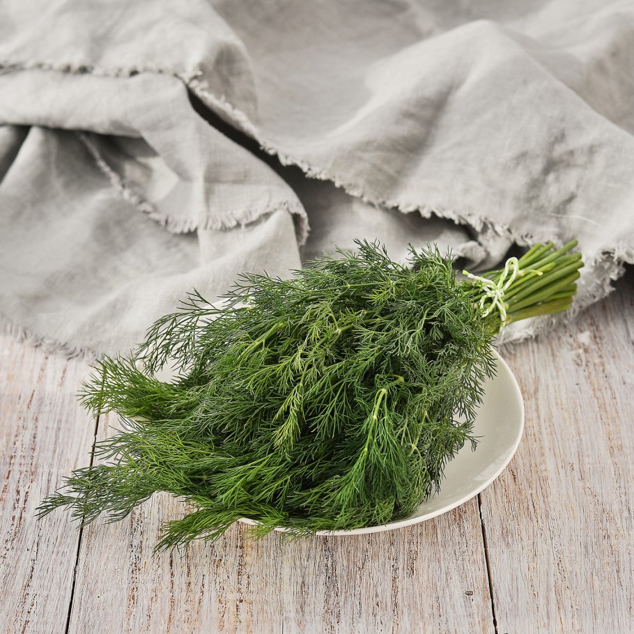 Новорожденный в укропе