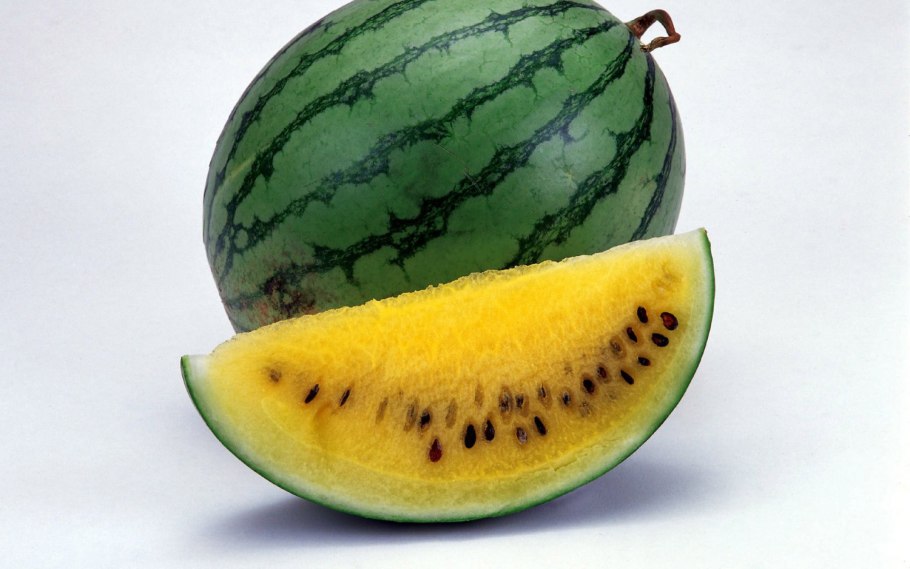 Арбуз желтый с красной мякотью