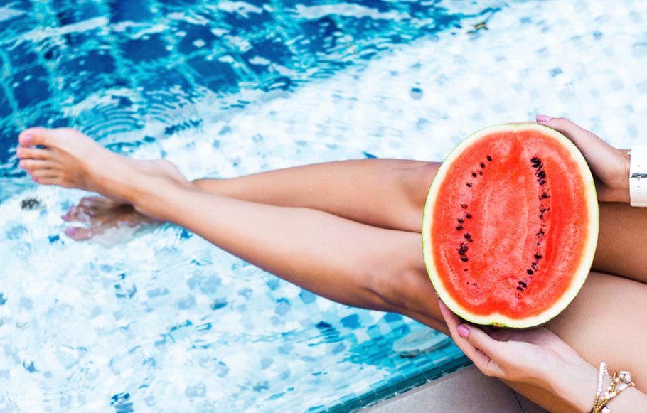 Портрет девушки с арбузом