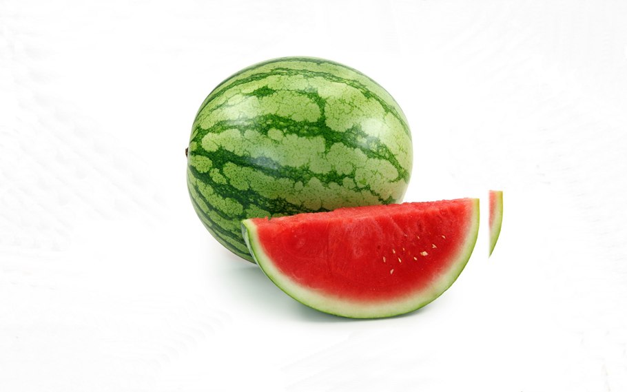 Девочка с арбузом на голове