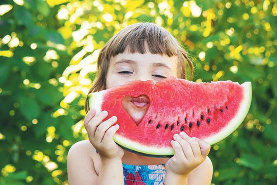 Арбуз и дыня кусками на тарелке блюдо