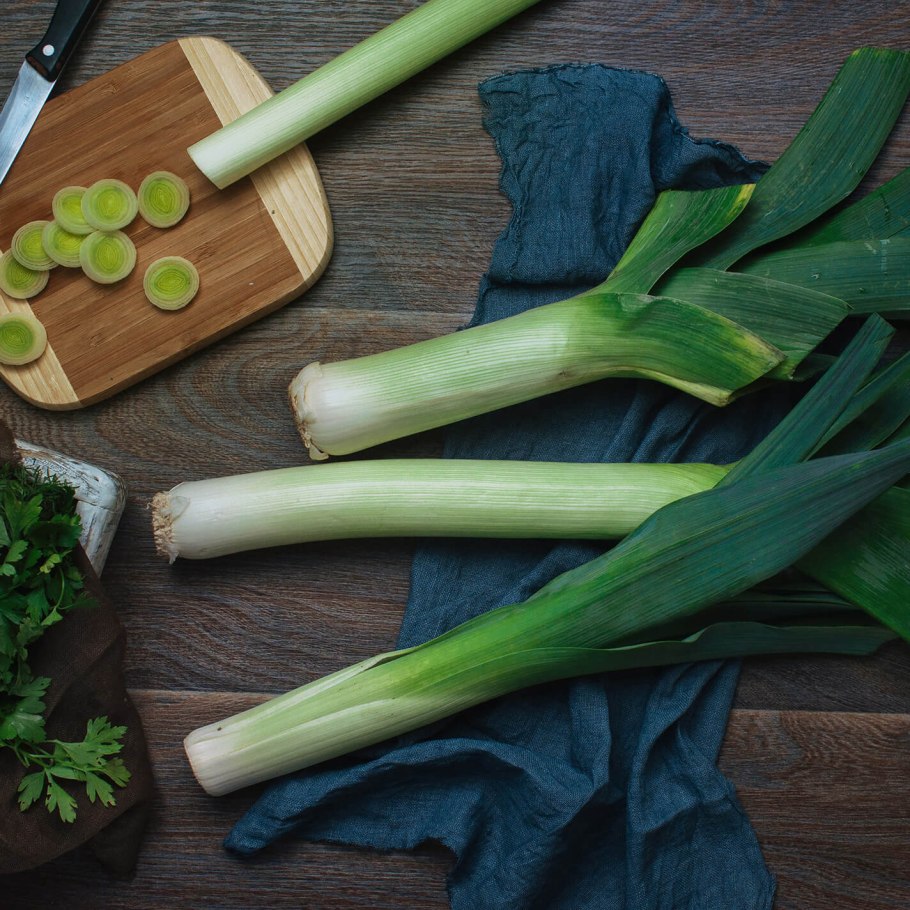 Лук порей на белом фоне