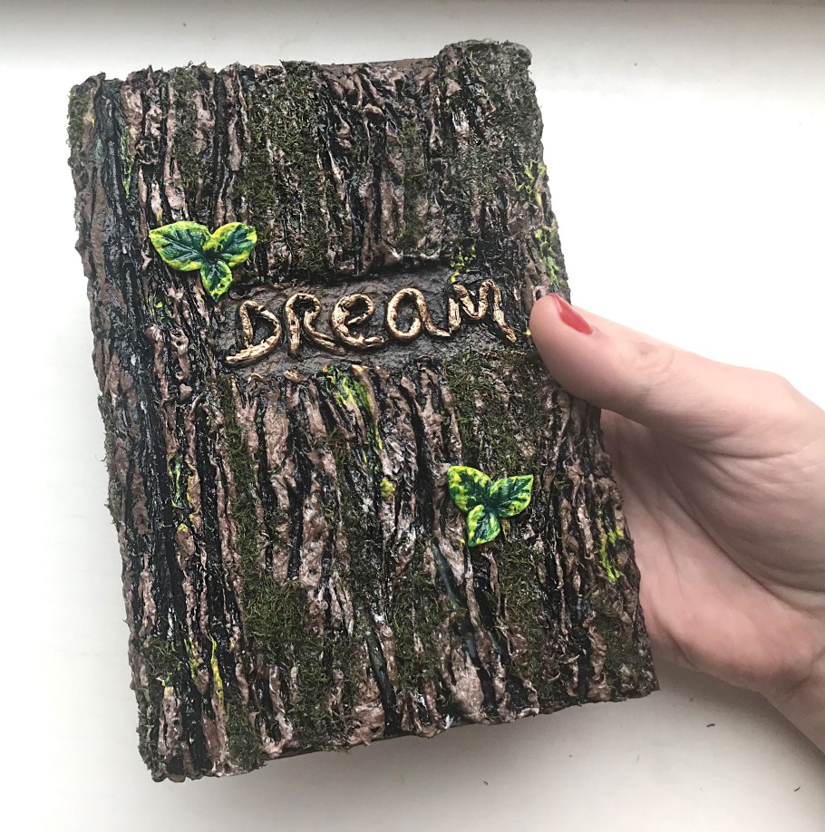 Имитация дерева на стене