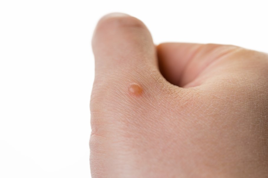 Белый маленький шарик на ладони