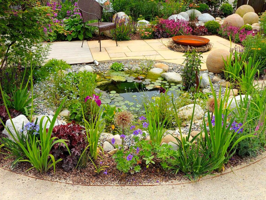 Цветник у водоема