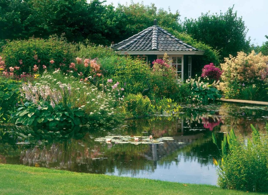 Дачный домик с прудом