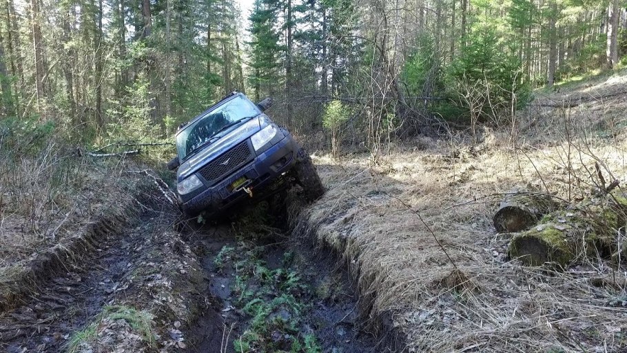 Тойота ленд Крузер 80 в грязи