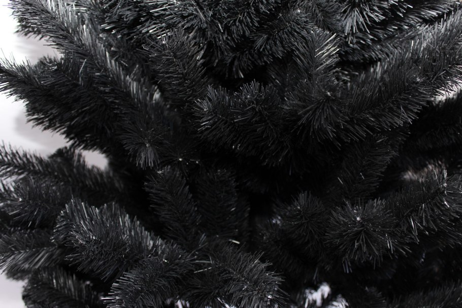 Черная искусственная ель