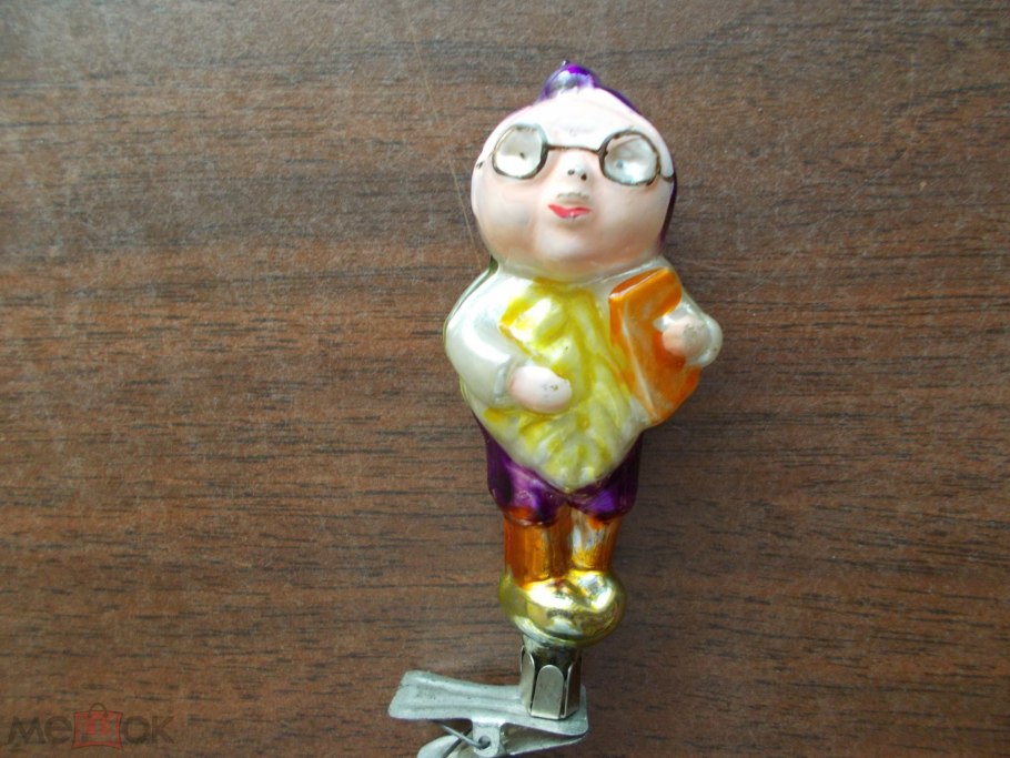 Луковица со стеблем фото на белом фоне