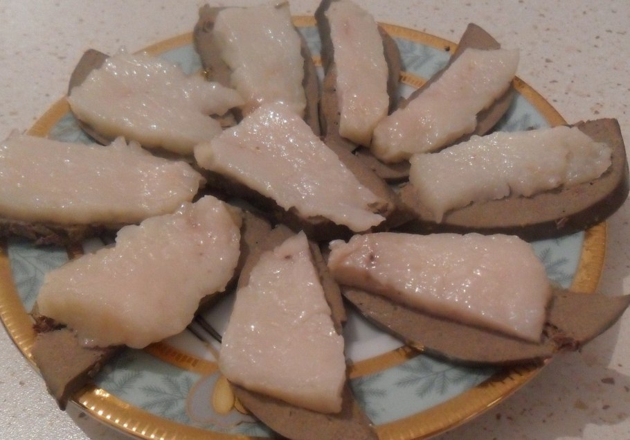 Белые хлопья в молоке козы