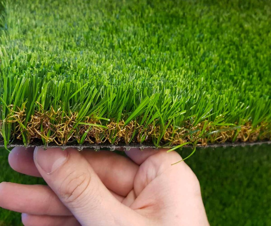 Искусственная трава на даче