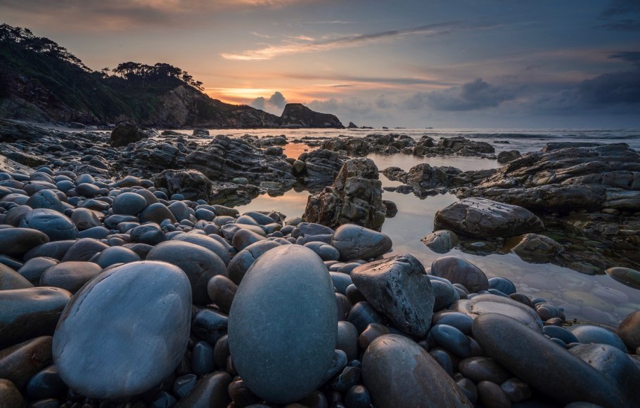 Каменистый берег моря