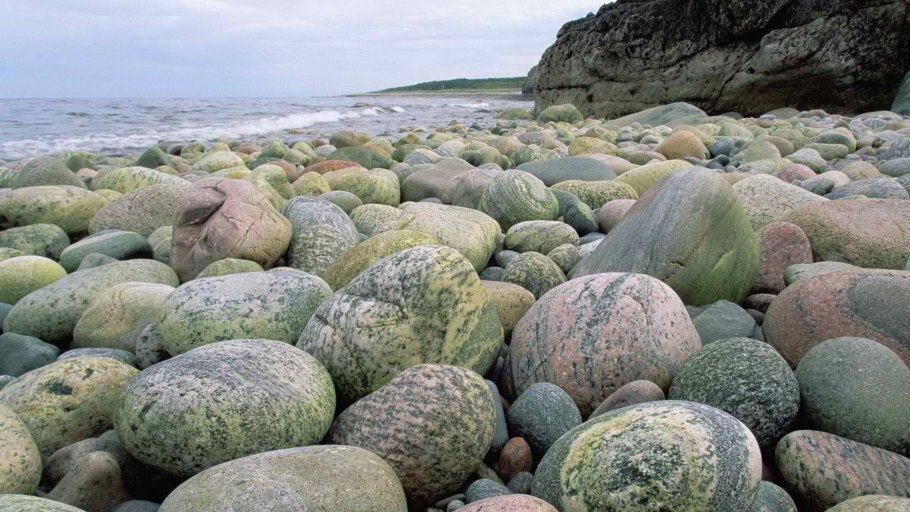 Камни на пляже