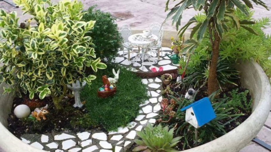 Композиция в горшке с фикусом