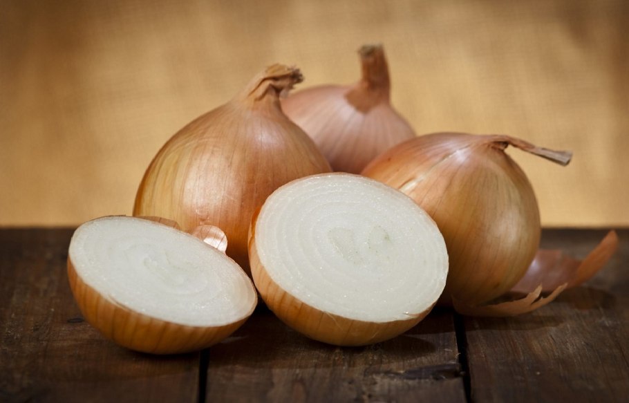 Лук репчатый на столе