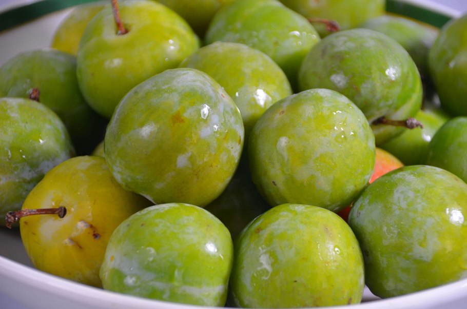 Сливы разные