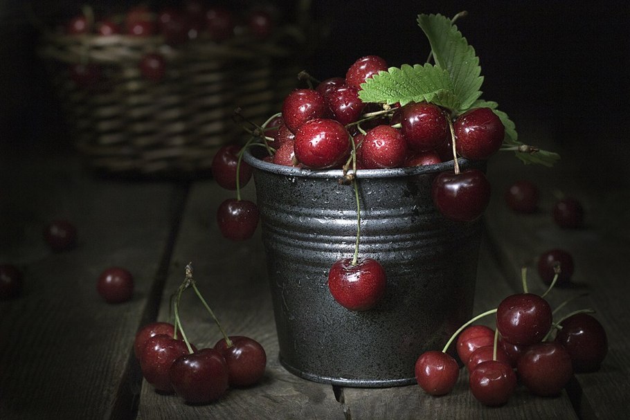 Вишня в ведре