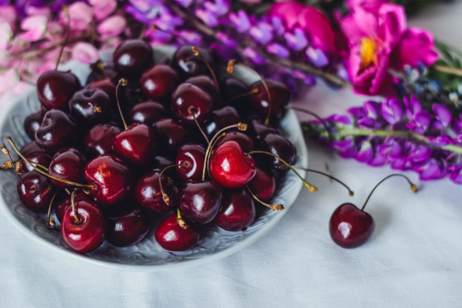 Красная смородина на тарелке