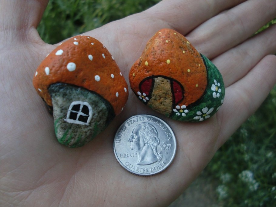 Роспись камней домики грибы