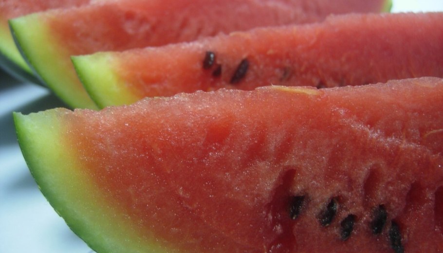 Арбуз красный зелёный