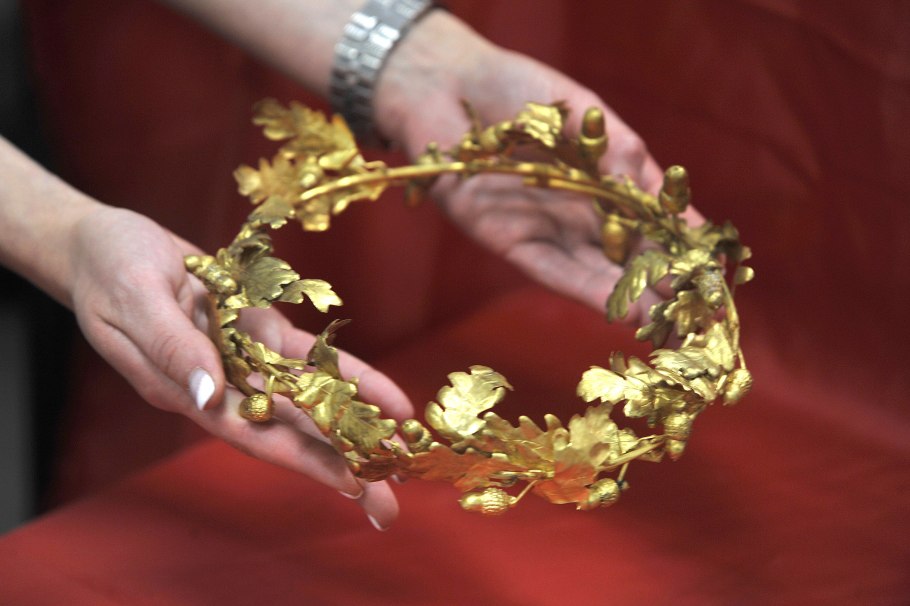 Венок из зелени и цветов