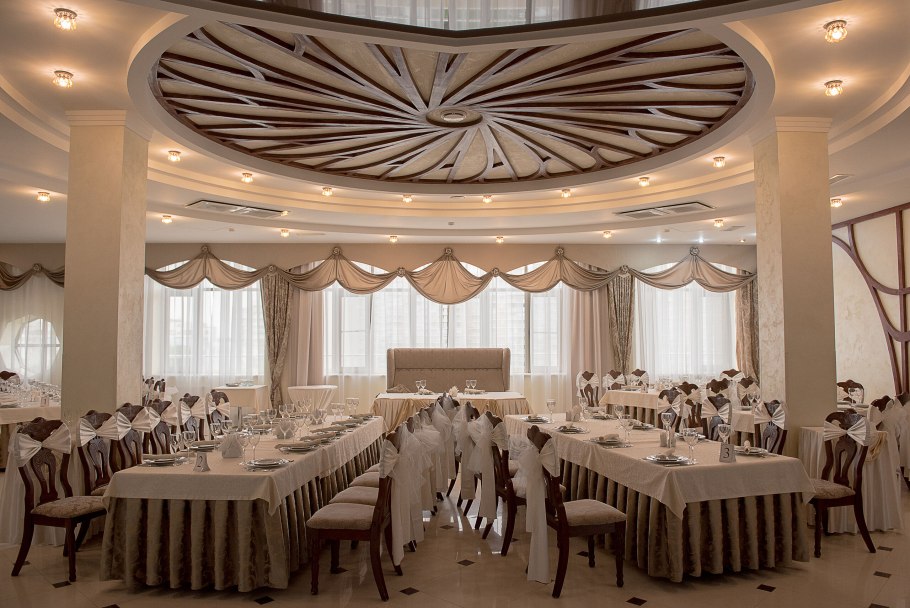 Платан Южный Краснодар банкетный зал