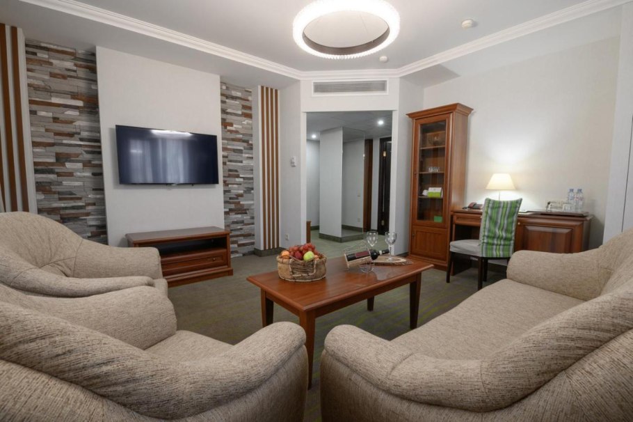 Платан Геленджик дерево