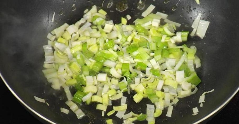 Лук порей кольца обжаренные на сковороде