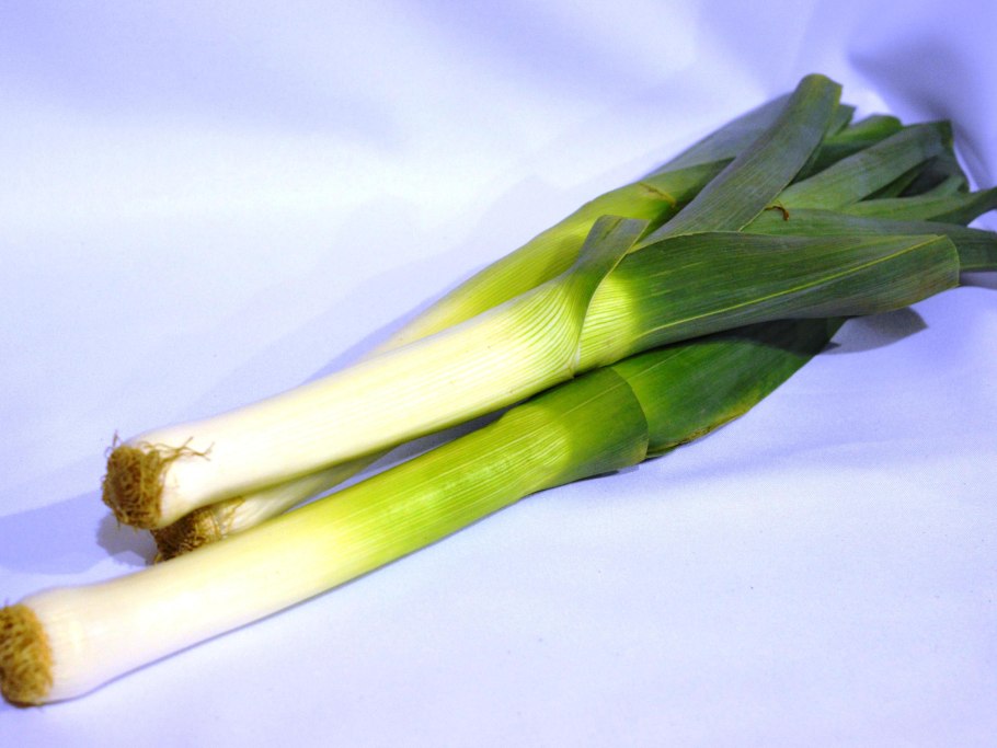 Нарезанная морковь и лук