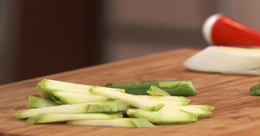 Лук порей соломкой