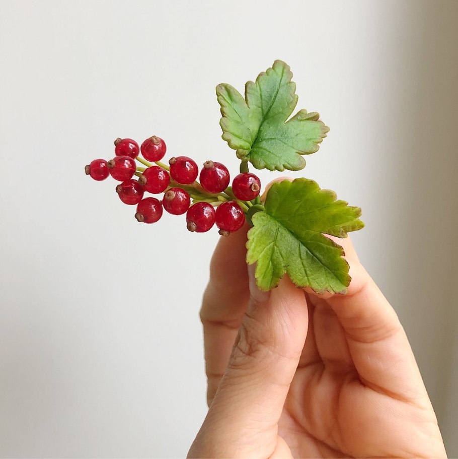 Красная смородина из холодного фарфора