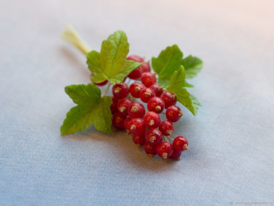 Ягоды из холодного фарфора