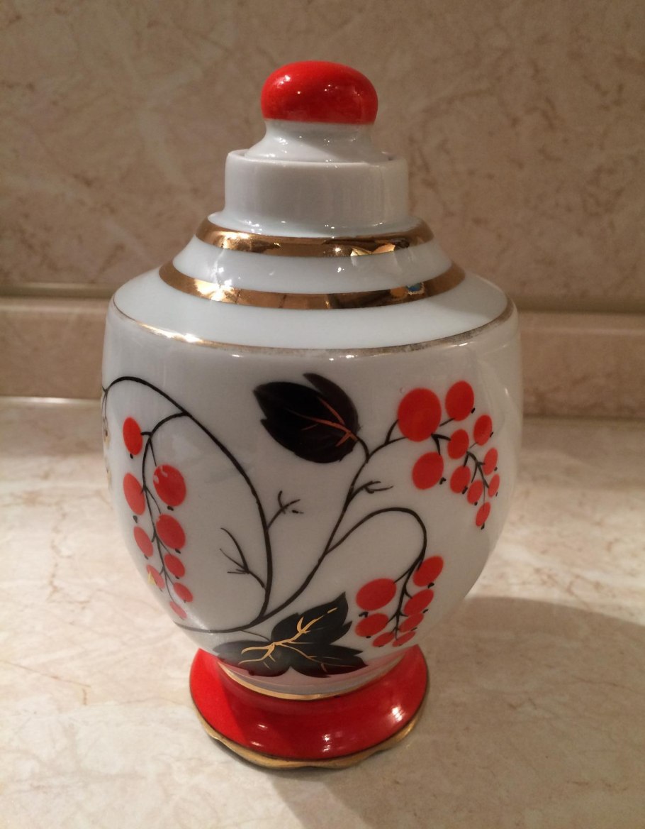 Тарелки с рисунком смородина