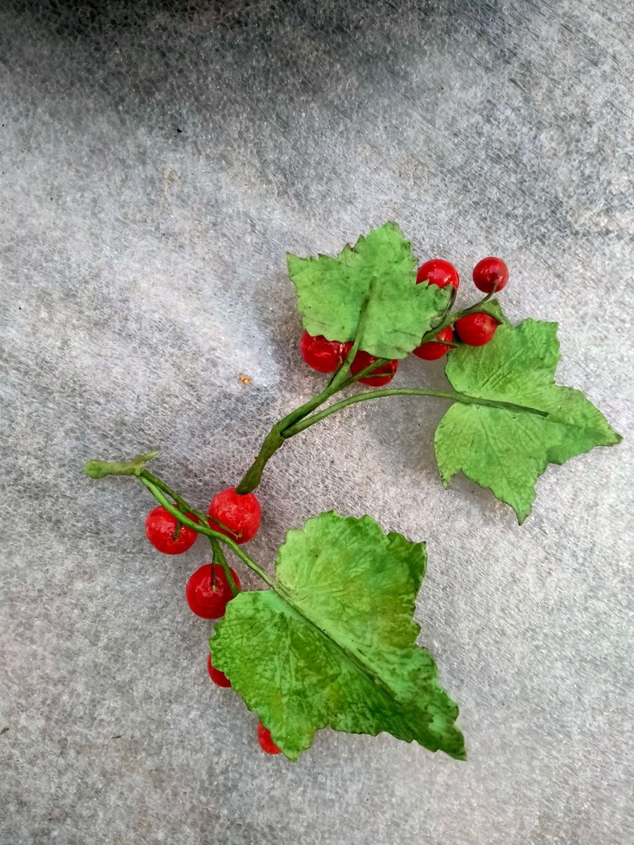 Красная смородина из холодного фарфора