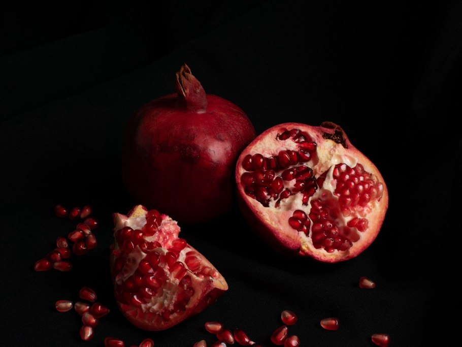 Гранат на черном фоне