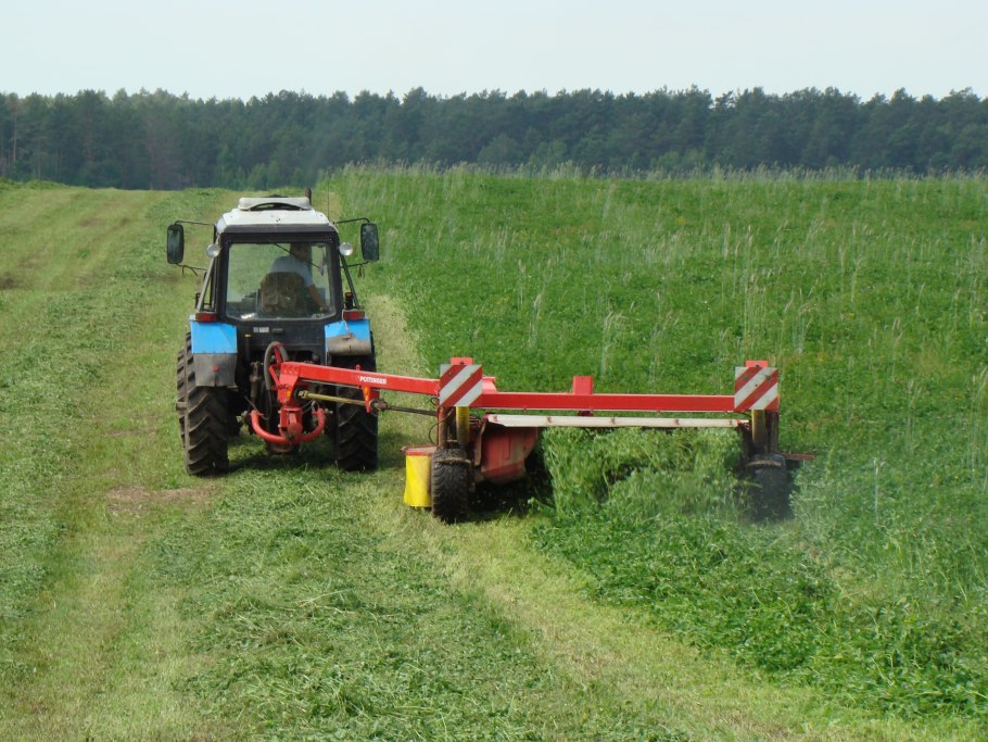 Скашивание травы трактором