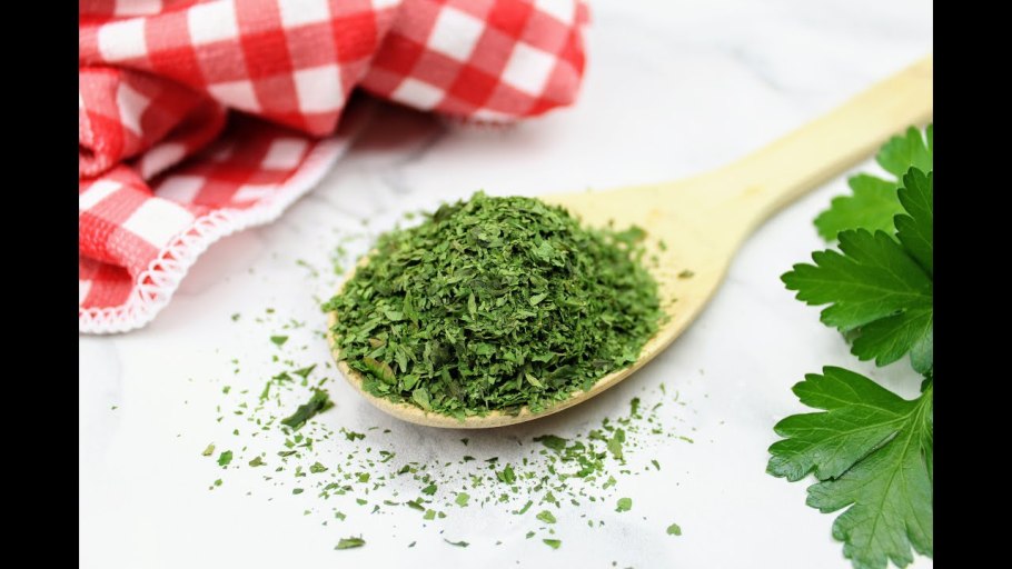 Петрушка кудрявая без фона