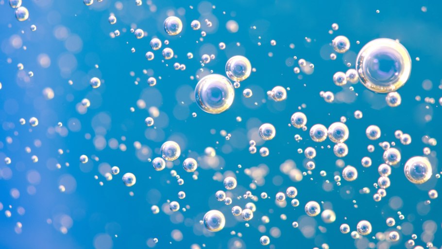 Бокалы с пузырьками воздуха