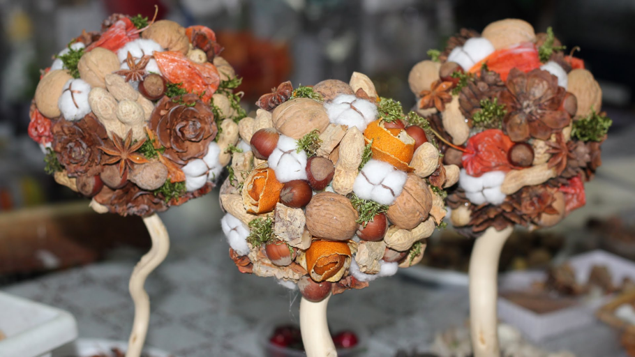 Топиарий из каштанов и желудей