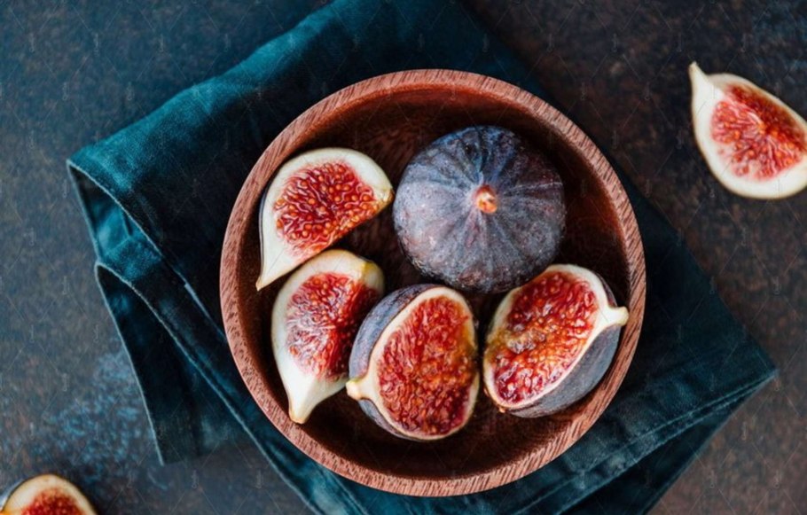 На дереве плоды спелые висят