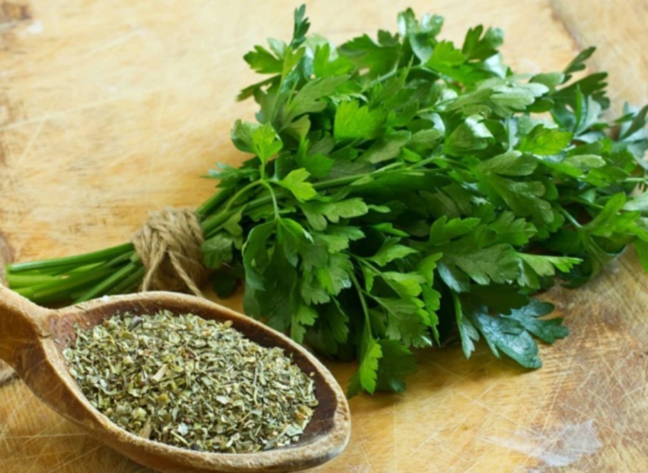 Зелень похожая на петрушку