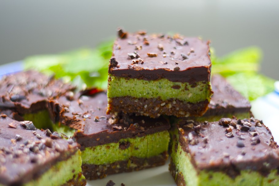 Мята и шоколад на белом фоне