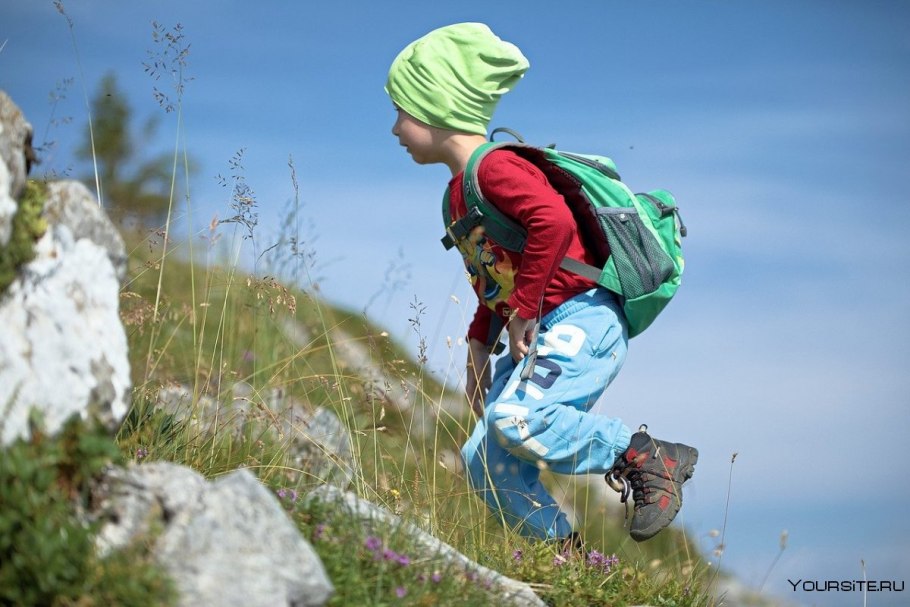 Мальчик в походе